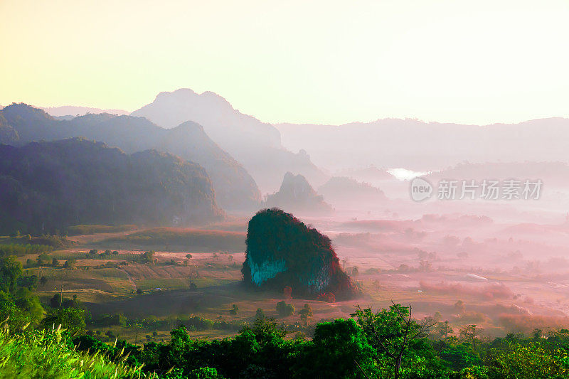 Phayao省Phu Langka国家公园美丽的山景和晨雾。